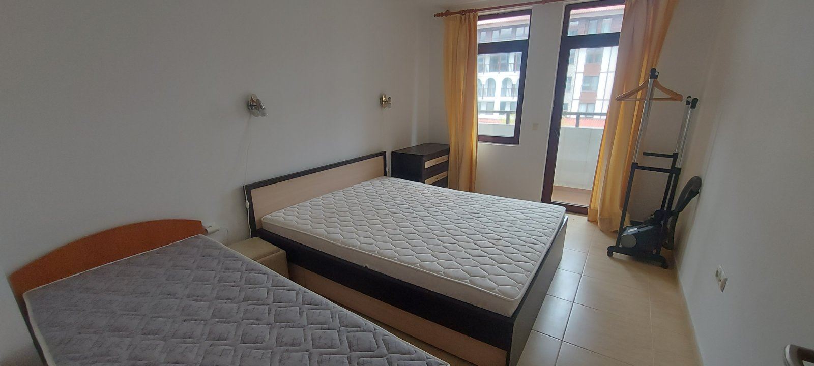  Przestronny apartament z panoramą morza w Sveti Vlas – komfort, zieleń i prestiżowa lokalizacja