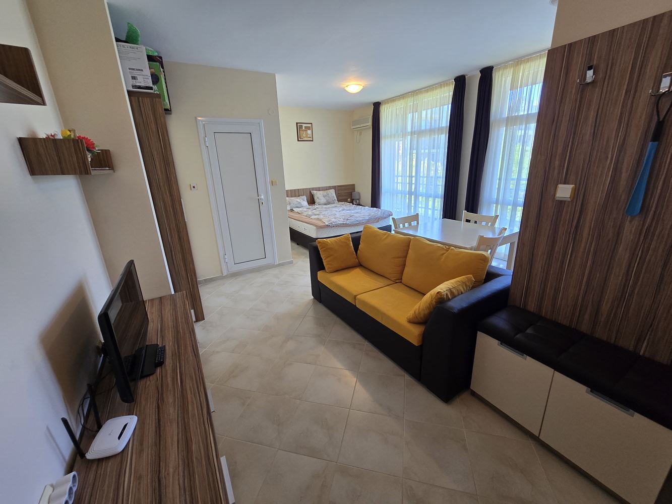 Słoneczny Brzeg – przestronne studio z doskonałym potencjałem do przebudowy na mały apartament z jedną sypialnią