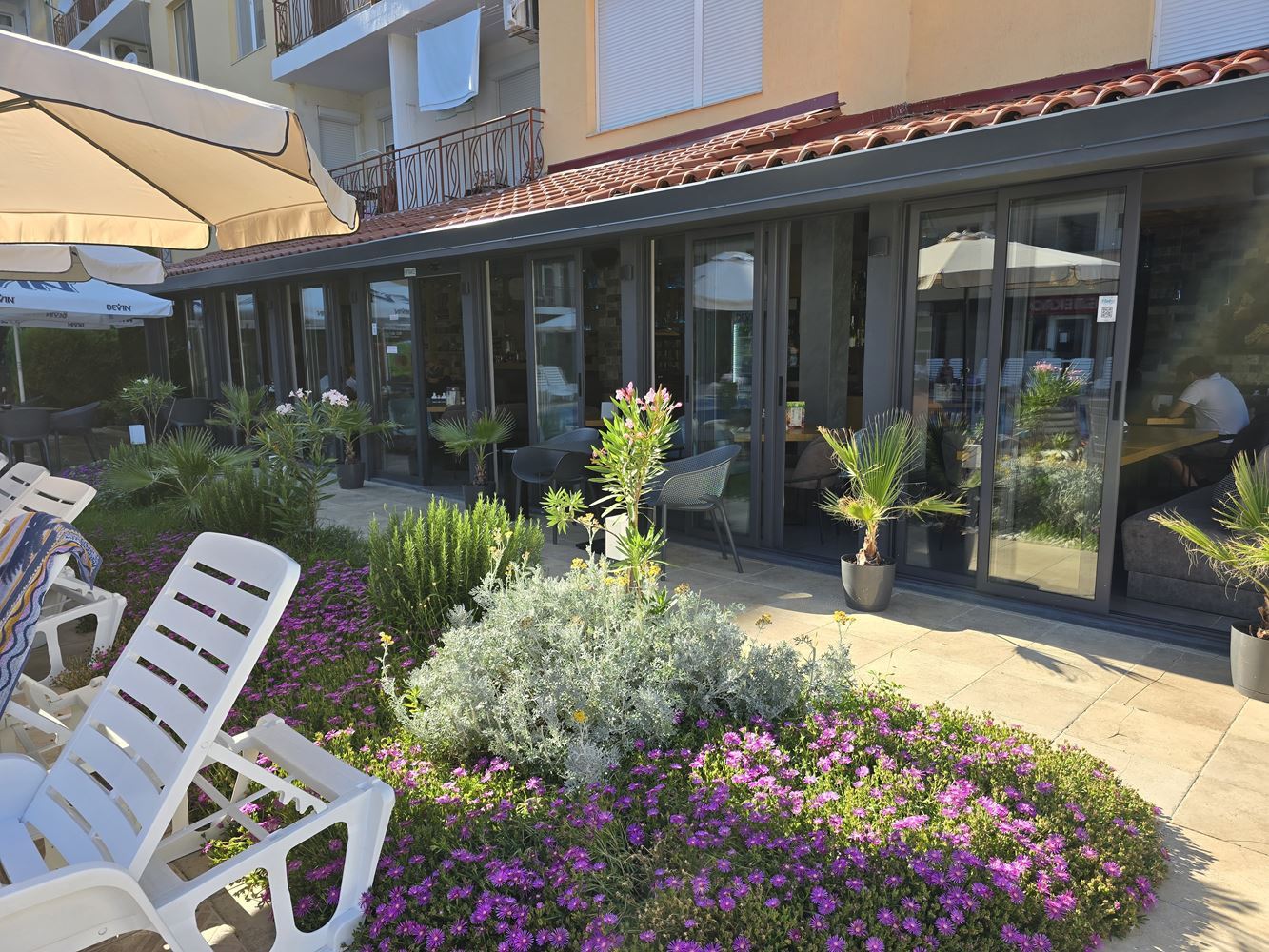 Dwupoziomowy apartament z pięknym widokiem na morze w Słonecznym Brzegu – doskonała lokalizacja zaledwie 200 metrów od plaży