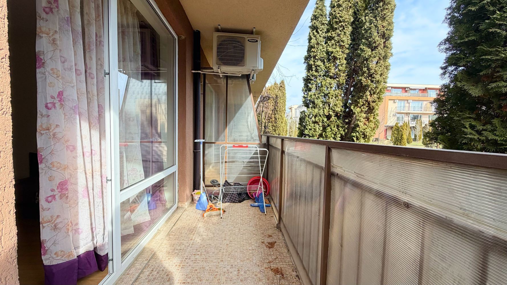 Przestronne studio z tarasem w nowoczesnym kompleksie w Słonecznym Brzegu – komfort i rozrywka w odległości krótkiego spaceru od morza