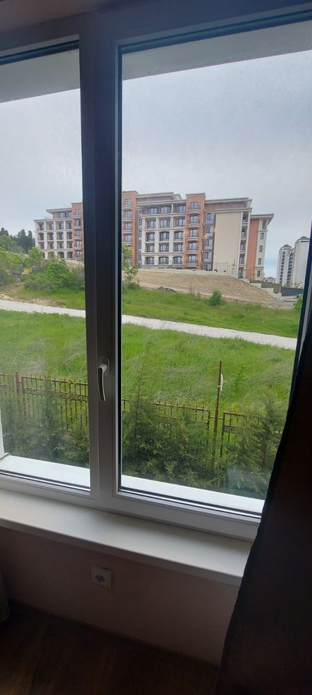 Mieszkanie z jedną sypialnią z widokiem na morze w Świętym Własie – komfort, spokój i doskonała lokalizacja