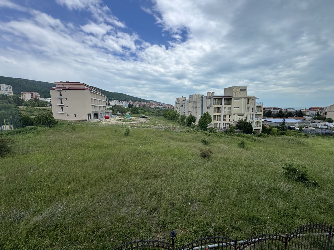 Kompaktowe studio z panoramicznym widokiem na góry w Sweti Włas – komfort, natura i doskonała infrastruktura