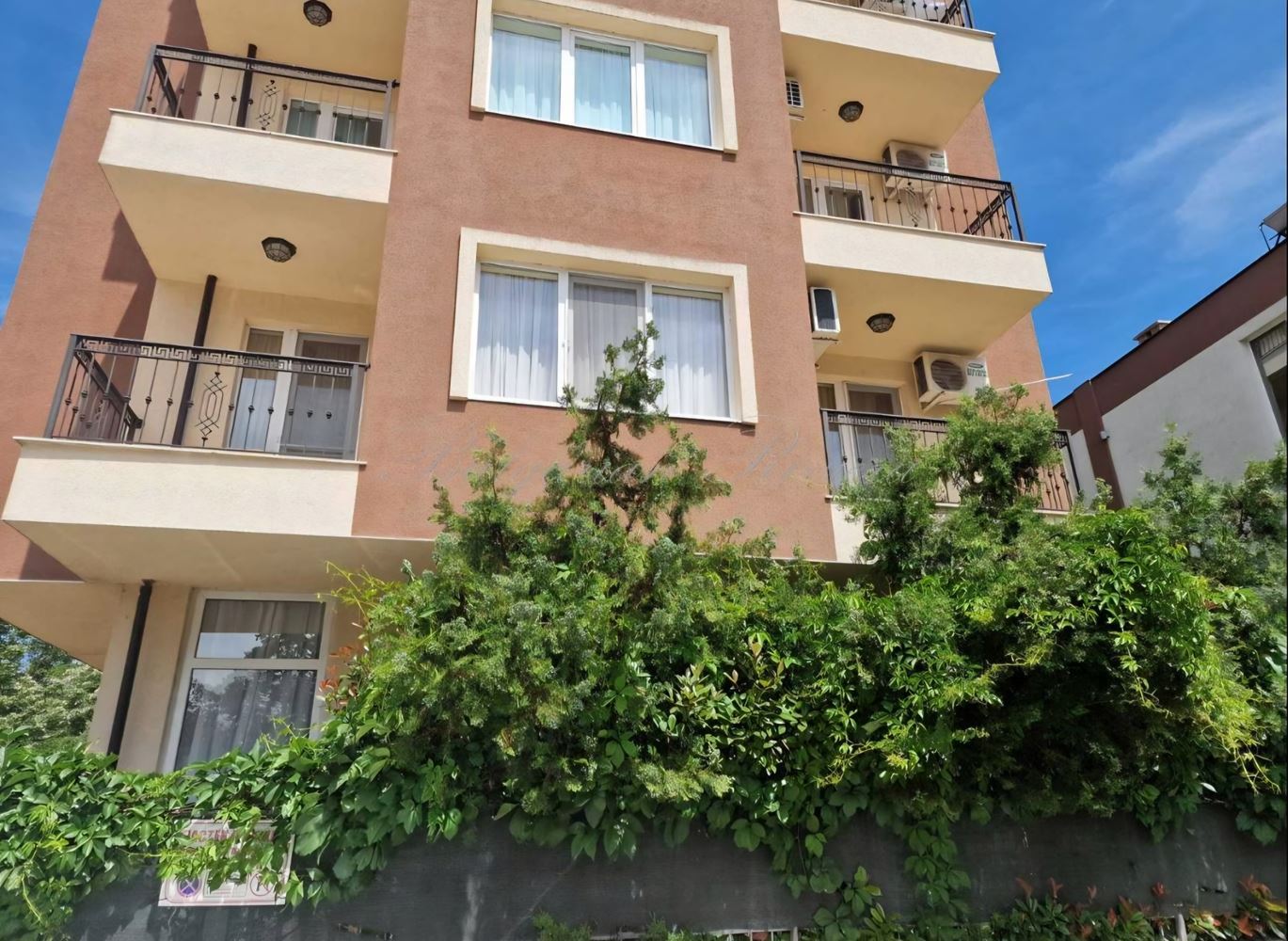 Przestronny apartament z dwiema sypialniami i prywatnym ogródkiem, zaledwie 100 metrów od plaży w Nesebyrze