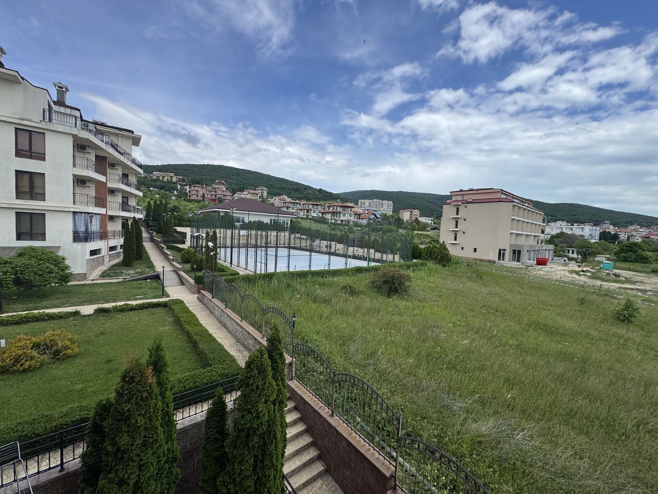 Kompaktowe studio z panoramicznym widokiem na góry w Sweti Włas – komfort, natura i doskonała infrastruktura
