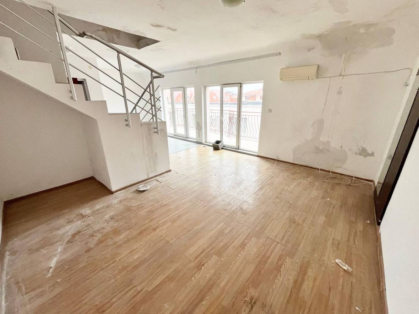 Przestronny apartament dwupoziomowy z dwiema sypialniami między Rawdą a Nessebarem – 200 metrów od plaży, bez opłaty za utrzymanie!  Writing
