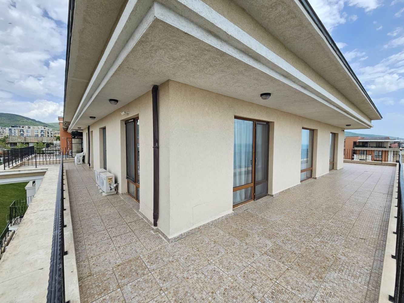 Święty Włas – apartament z trzema sypialniami z bezpośrednim panoramicznym widokiem na morze w kompleksie przy samej plaży