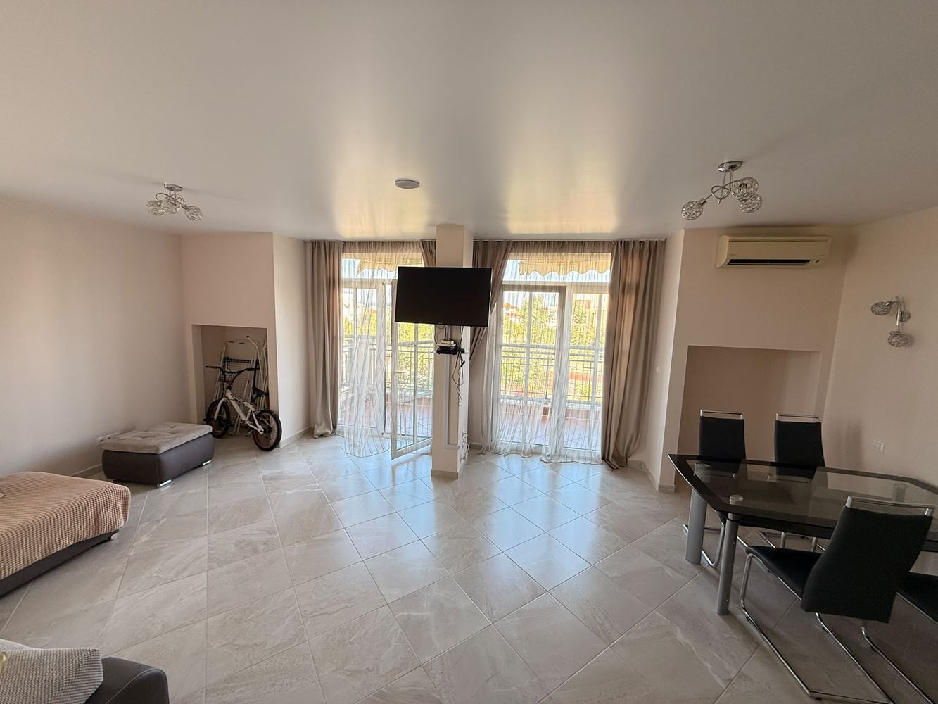 Apartament w pierwszej linii brzegowej z widokiem na morze – w pełni umeblowana nieruchomość w kompleksie w stylu śródziemnomorskim