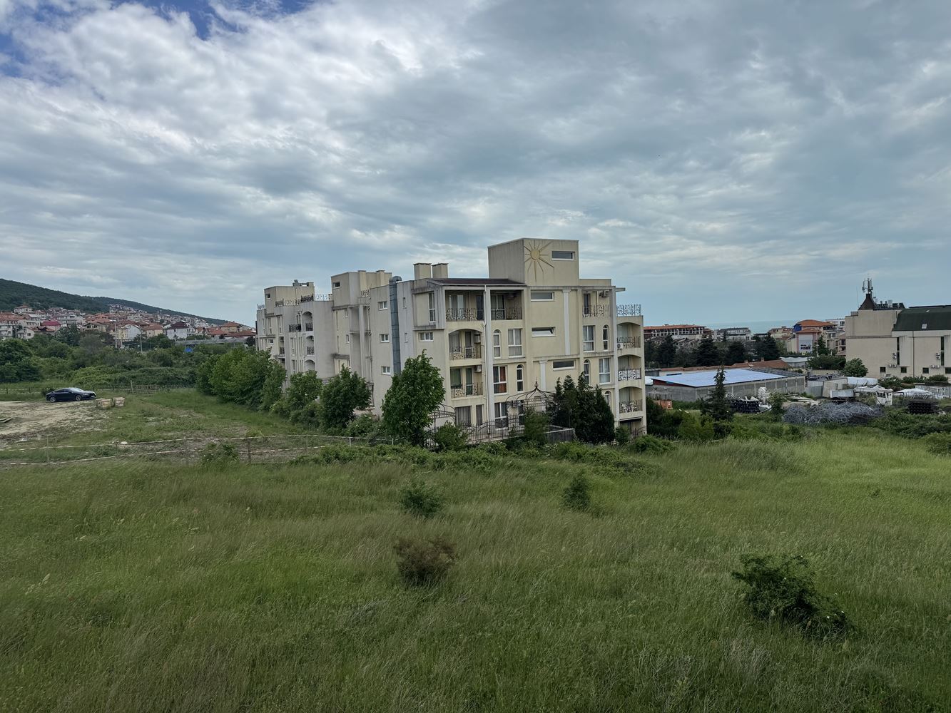 Kompaktowe studio z panoramicznym widokiem na góry w Sweti Włas – komfort, natura i doskonała infrastruktura