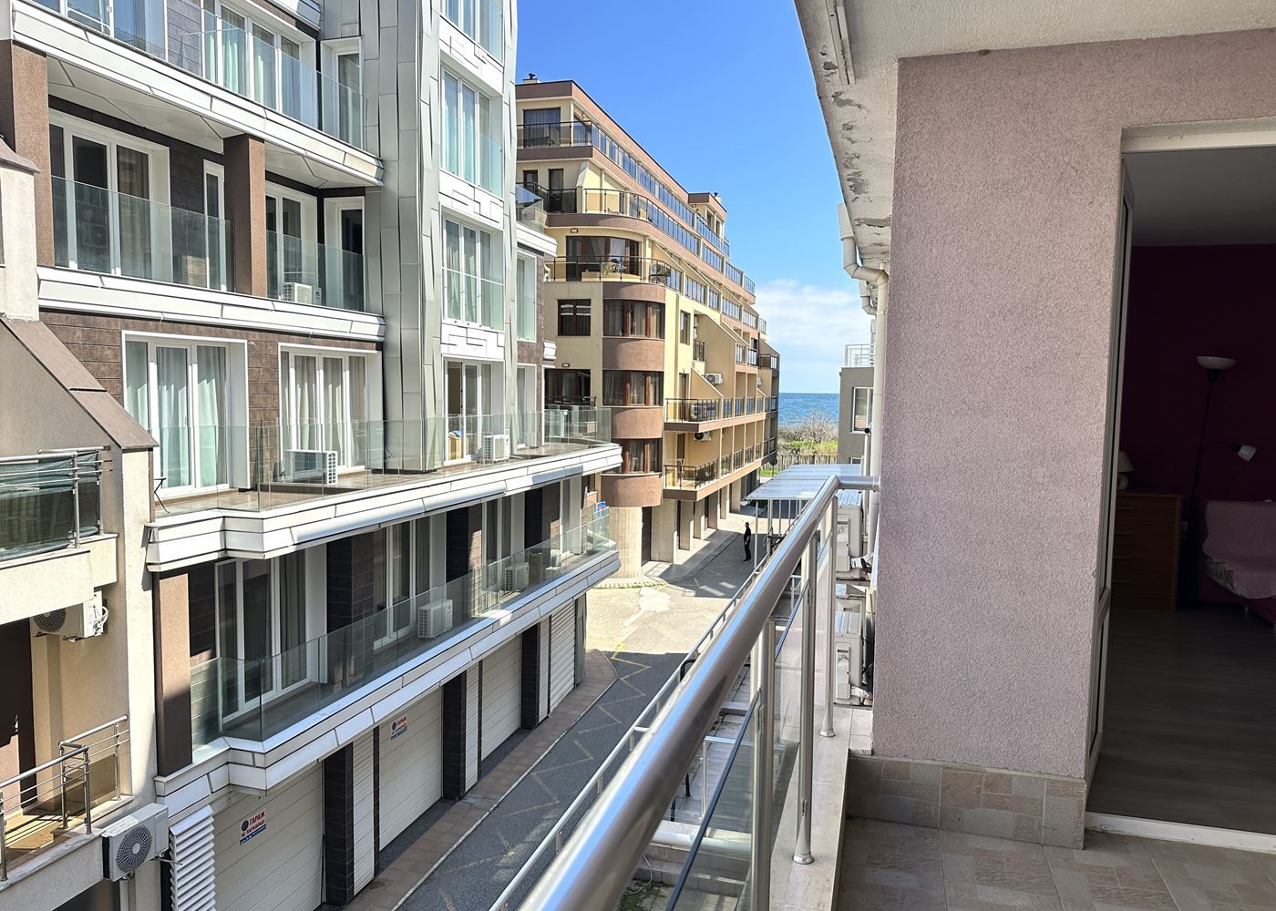 Mieszkanie z jedną sypialnią 100 m od plaży w Pomorie – komfort, wygoda i widok na morze