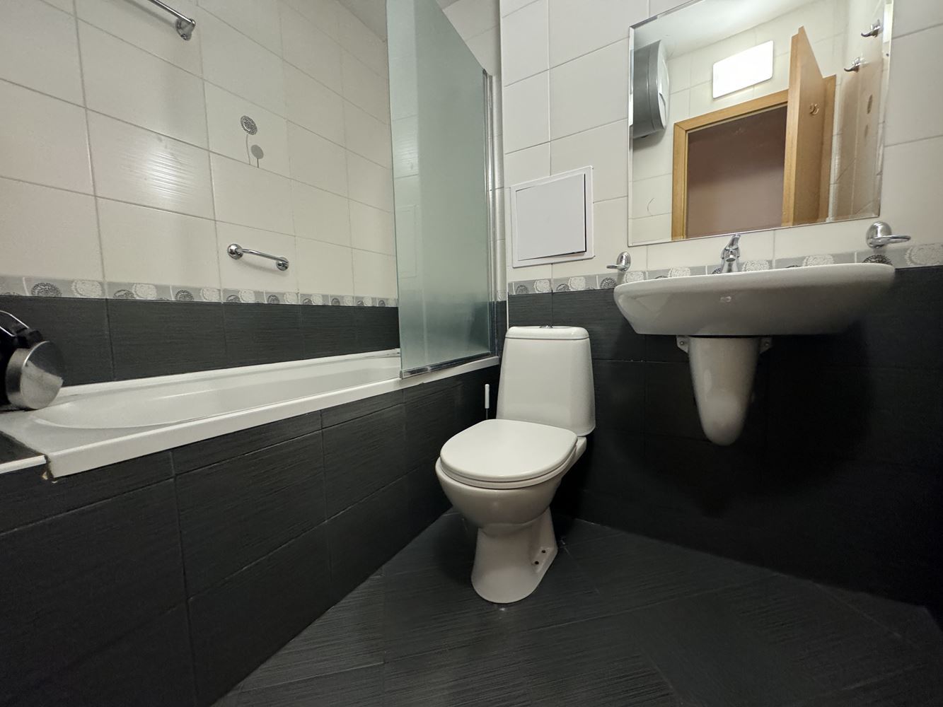 Przestronny apartament z dwiema sypialniami w pierwszej linii brzegowej w Sweti Własie – widok na morze i baseny
