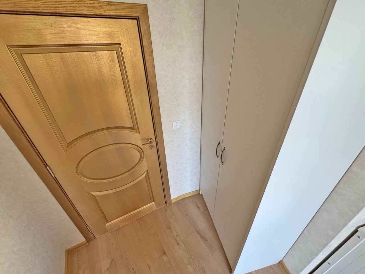 Jasne studio w luksusowym kompleksie – wspaniały komfort przy basenie