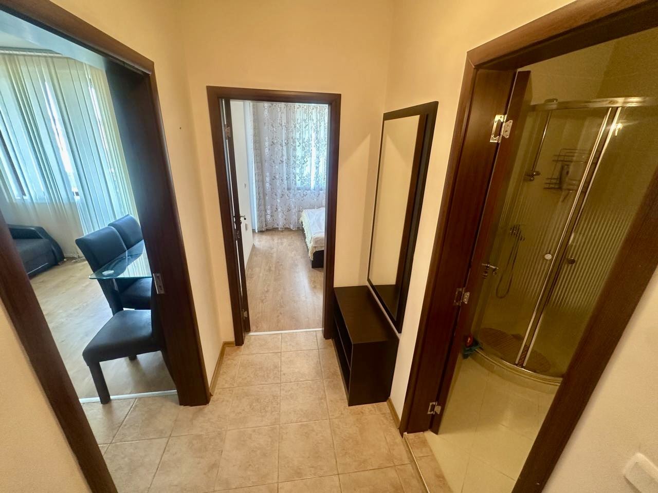 Przestronny apartament z jedną sypialnią z widokiem na zielony dziedziniec w Nessebarze