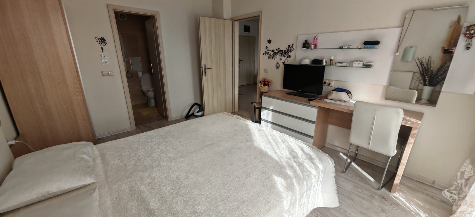 Apartament z dwiema sypialniami, widokiem na baseny i częściowym widokiem na morze, 200 metrów od plaży w Sveti Vlas