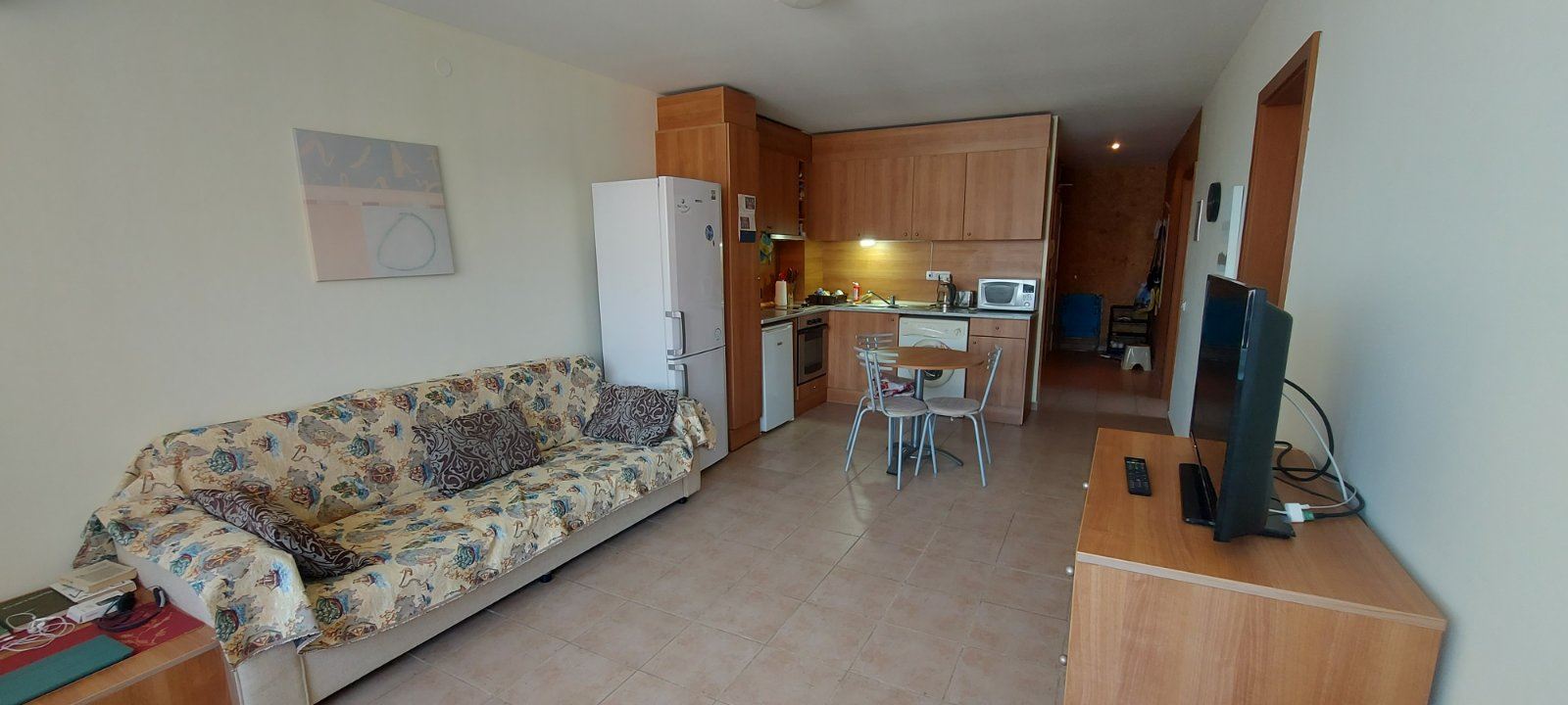 Przestronny apartament z dwiema sypialniami i widokiem na morze w pierwszej linii brzegowej – gotowy do zamieszkania