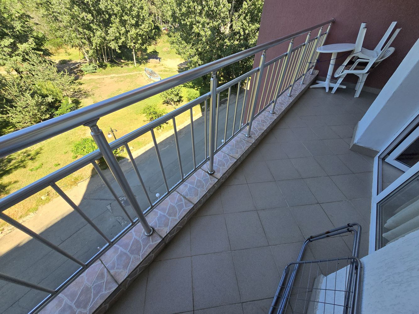Słoneczny Brzeg – przestronne studio z doskonałym potencjałem do przebudowy na mały apartament z jedną sypialnią
