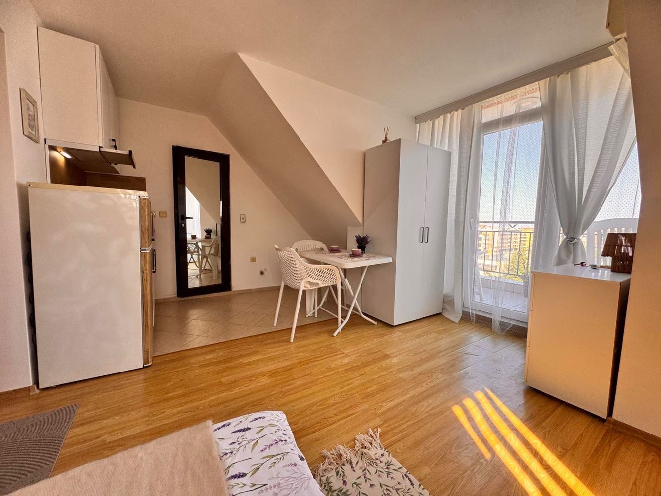 Stylowe studio z panoramicznym tarasem w Pomorie – niska opłata za utrzymanie, południowa ekspozycja i doskonała lokalizacja blisko morza