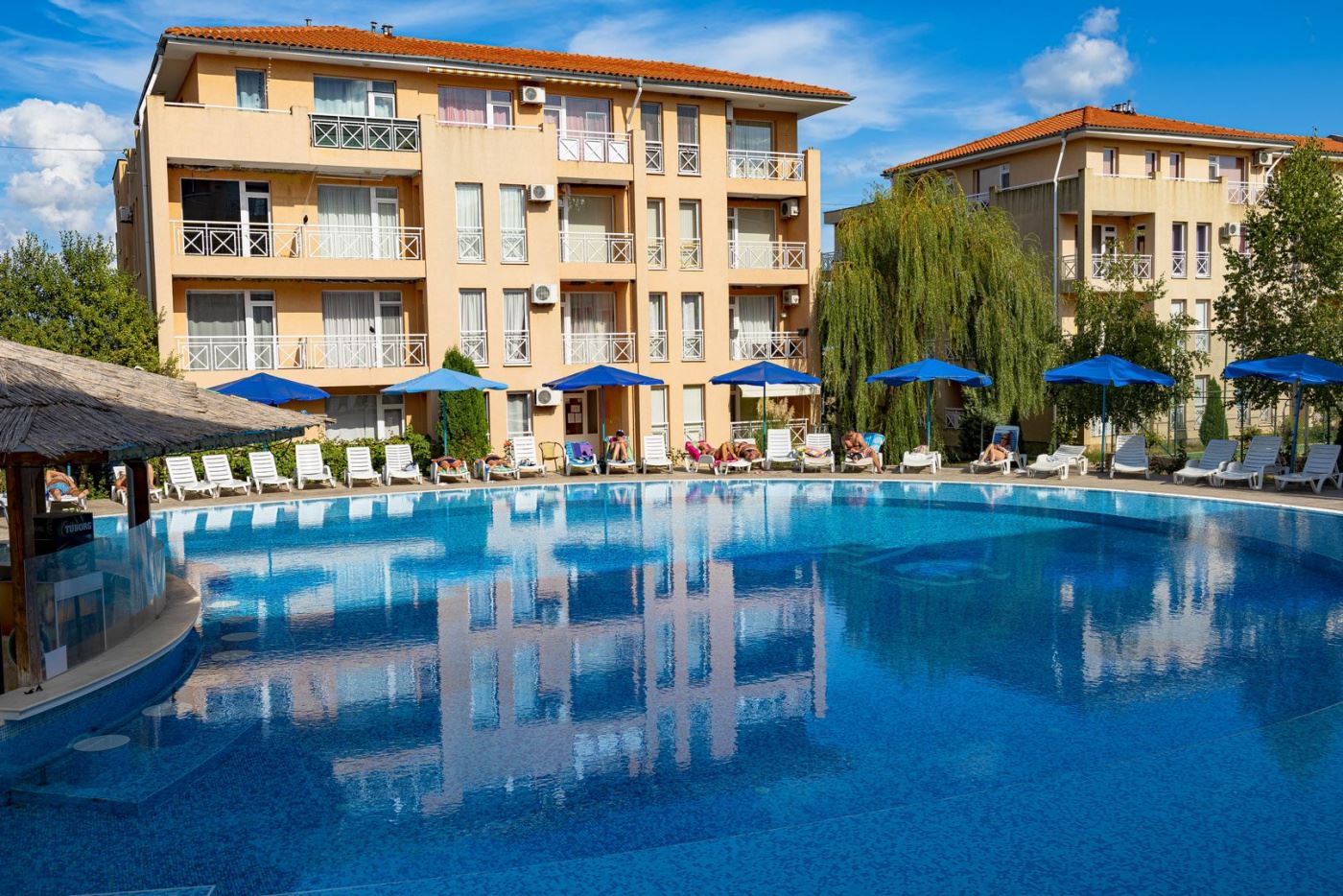 Ekskluzywnie umeblowana kawalerka w zamkniętym kompleksie z bogatą infrastrukturą i spokojną atmosferą