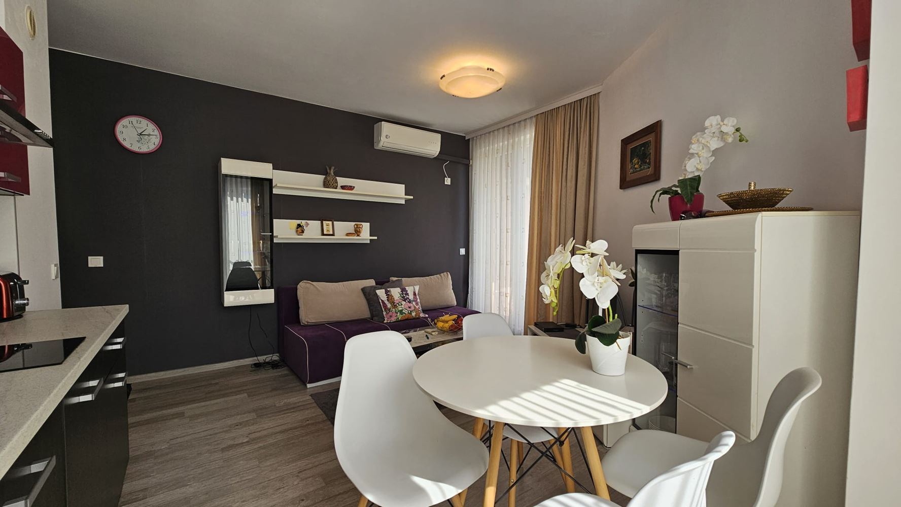 Doskonały apartament z jedną sypialnią z niską opłatą za utrzymanie w Słonecznym Brzegu – gotowy do zamieszkania