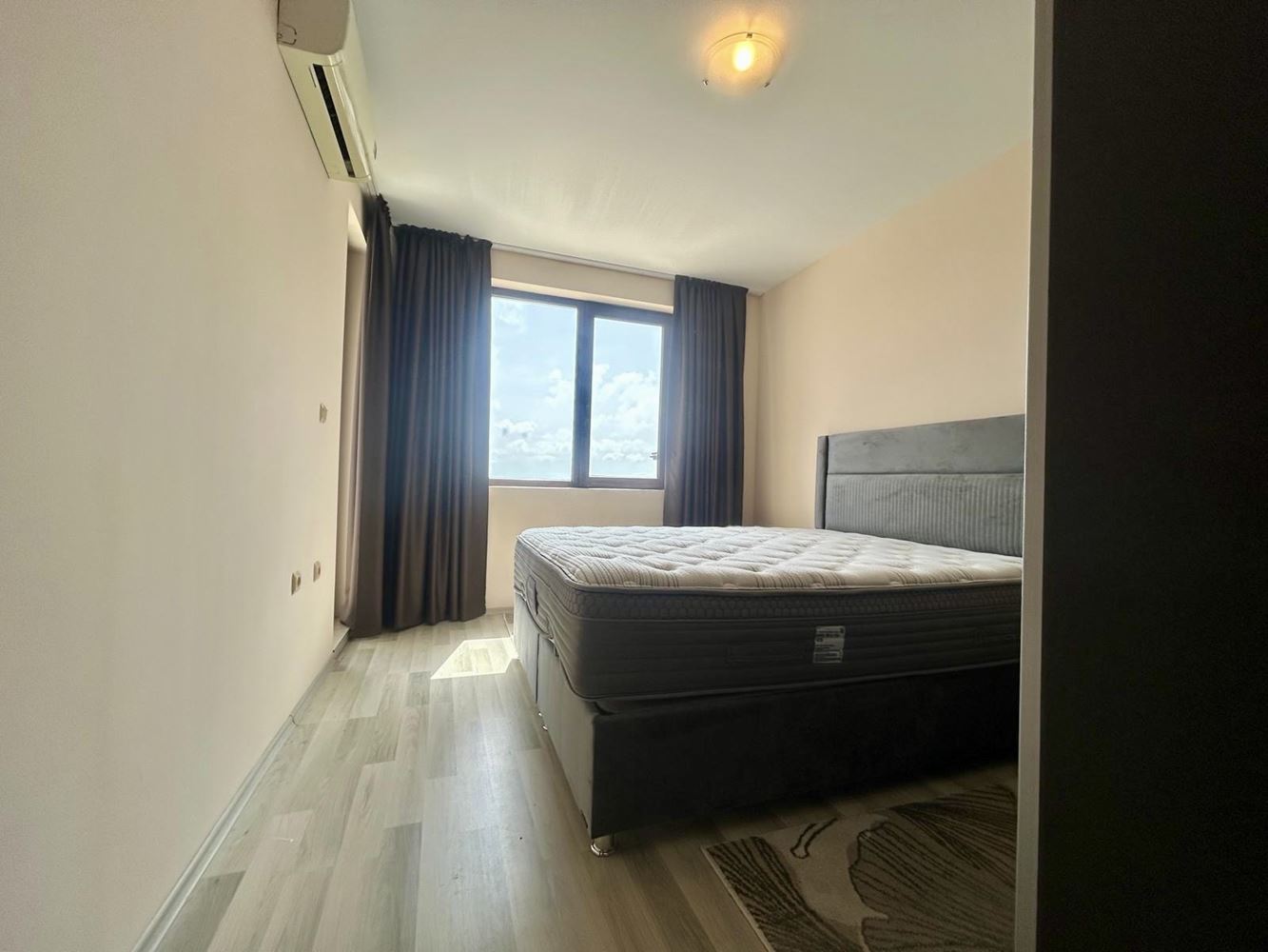 Przestronny apartament z dwiema sypialniami i prywatnym ogrodem w Nesebyrze – komfort, spokój i doskonale utrzymany teren