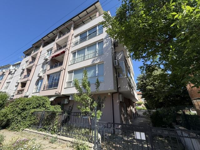 Przestronny apartament z jedną sypialnią i widokiem na morze w samym sercu Sarafowa z możliwością przebudowy na apartament z dwiema sypialniami