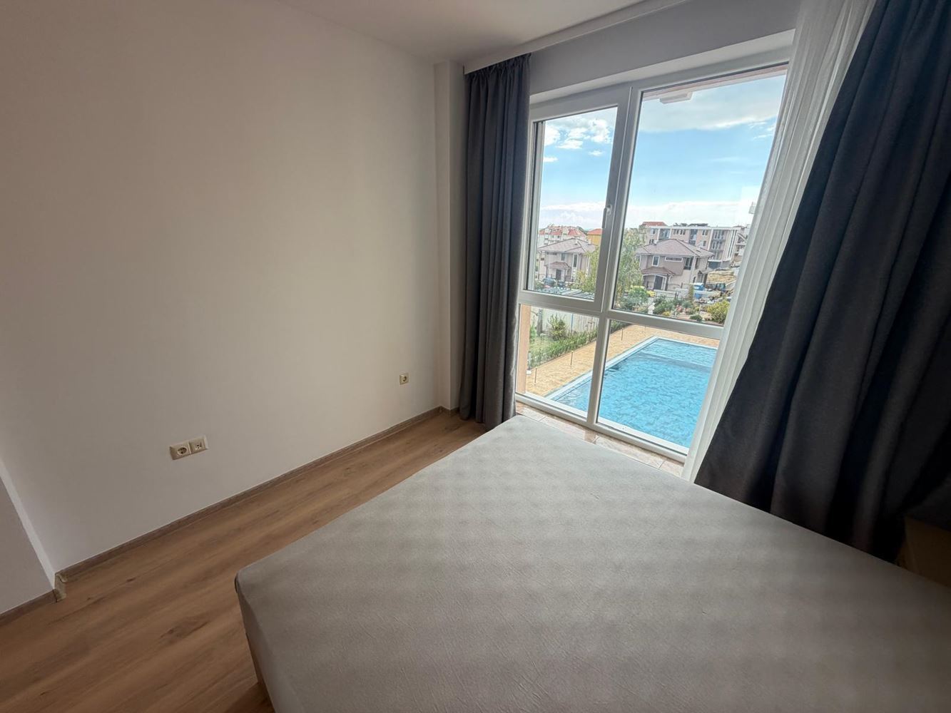 Apartament z 2 sypialniami w nowoczesnym kompleksie z pięknym otoczeniem zieleni w Rawdzie