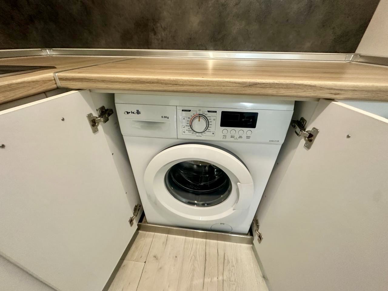 Przestronne studio na parterze z tarasem i możliwością przerobienia na mieszkanie z jedną sypialnią – tylko 300 m od morza