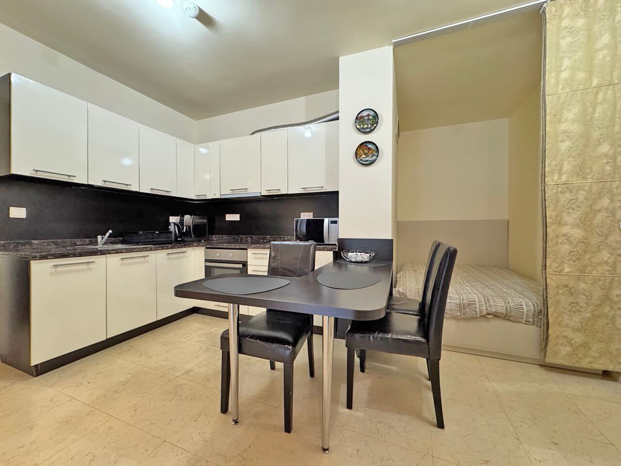 Elegancki apartament z jedną sypialnią na pierwszej linii brzegowej w Sweti Własie z bezpośrednim wyjściem do ogrodu i basenu