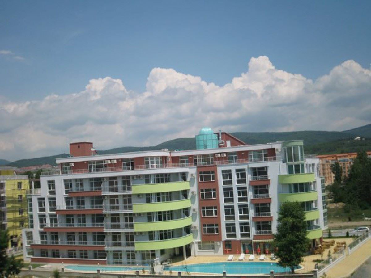 Słoneczny Brzeg – przestronne studio z doskonałym potencjałem do przebudowy na mały apartament z jedną sypialnią