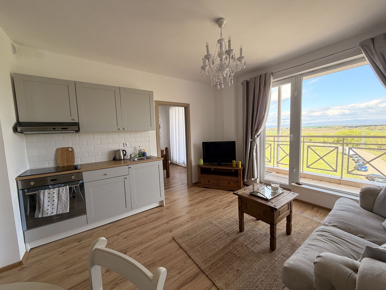 Mieszkanie z dwiema sypialniami i panoramicznym tarasem na obrzeżach Sunny Beach – komfort, spokój i styl