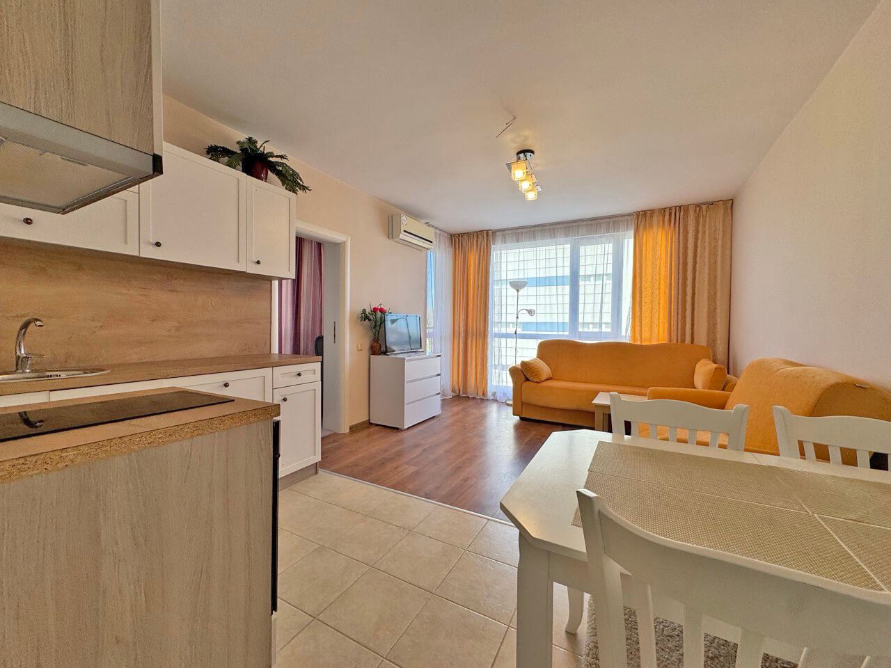 Apartament z jedną sypialnią i widokiem na basen – przytulność, zieleń i komfort na terenie zamkniętego kompleksu