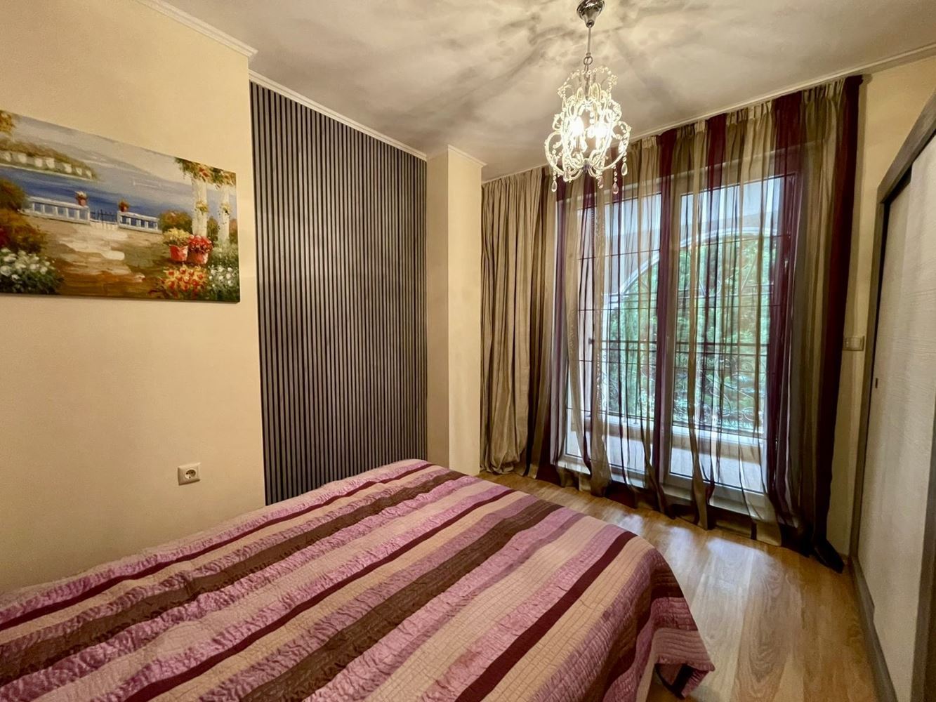 Luksusowy maisonette z ogrodem w elitarnym kompleksie – komfort i relaks blisko morza