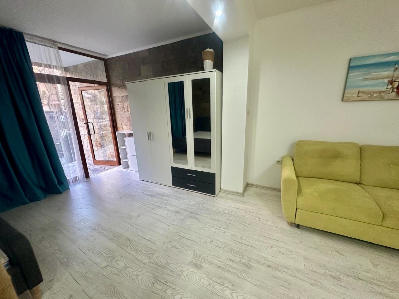 Przestronne studio na parterze z tarasem i możliwością przerobienia na mieszkanie z jedną sypialnią – tylko 300 m od morza