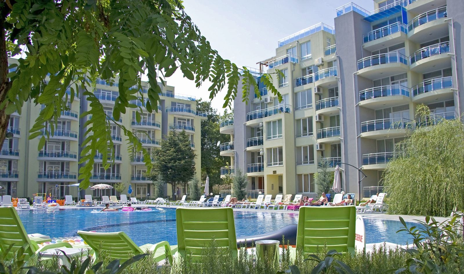 Słoneczne i przestronne studio z widokiem na morze w Rawdzie – 100 m od plaży, w zadbanym kompleksie z basenem i zielenią