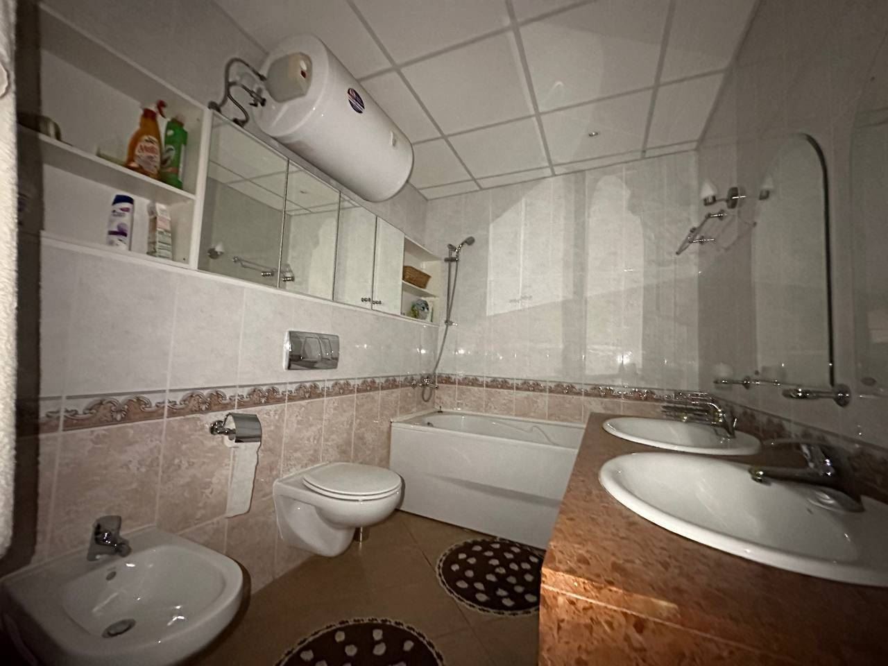 Przestronny apartament z widokiem na morze w pierwszej linii brzegowej w Pomorie – nieruchomość wakacyjna z atmosferą luksusowego kurortu