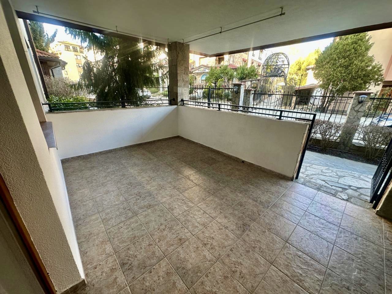 Przestronne studio na parterze z dużym tarasem i możliwością przerobienia na mieszkanie z jedną sypialnią – bezpieczeństwo i komfort w Nessebarze