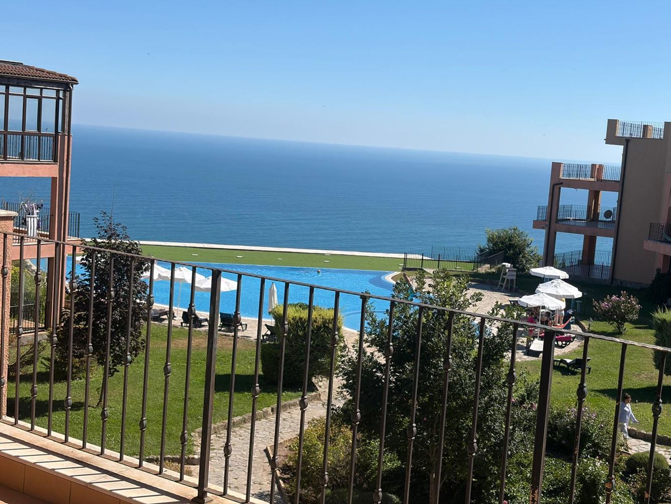 Apartament w pierwszej linii brzegowej w Elenite – generalny remont, prąd do użytku mieszkalnego i bezpośredni dostęp do plaży