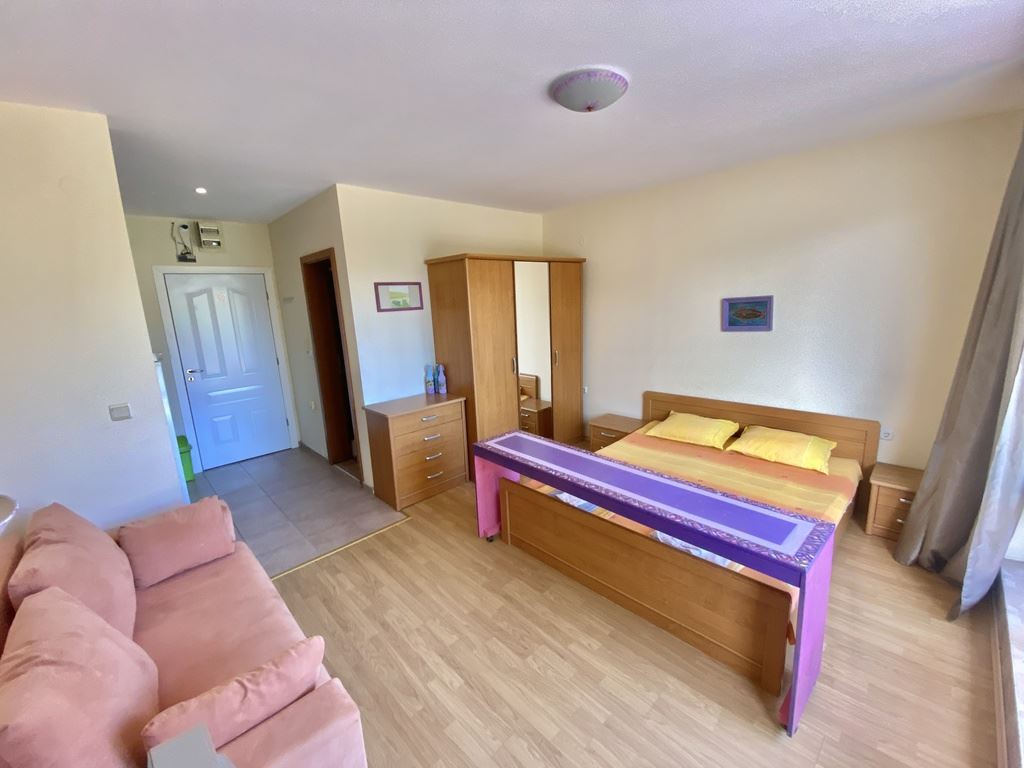 Studio na pierwszej linii w kompleksie w Elenite – morze, góry i komfort wakacyjny w jednym