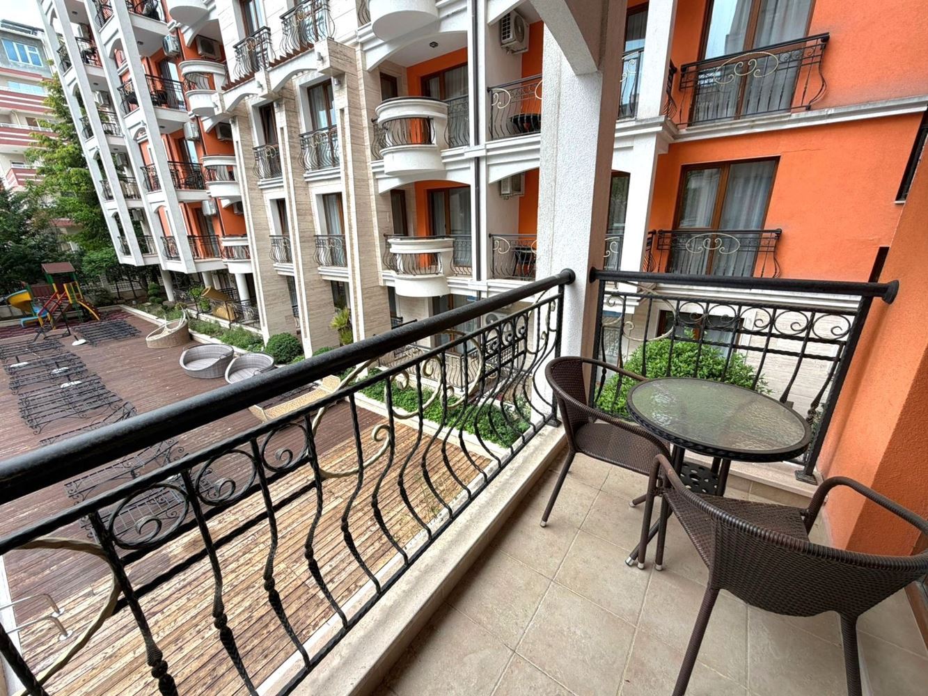 Dwupokojowy apartament z widokiem na basen w całorocznym kompleksie w sercu Słonecznego Brzegu