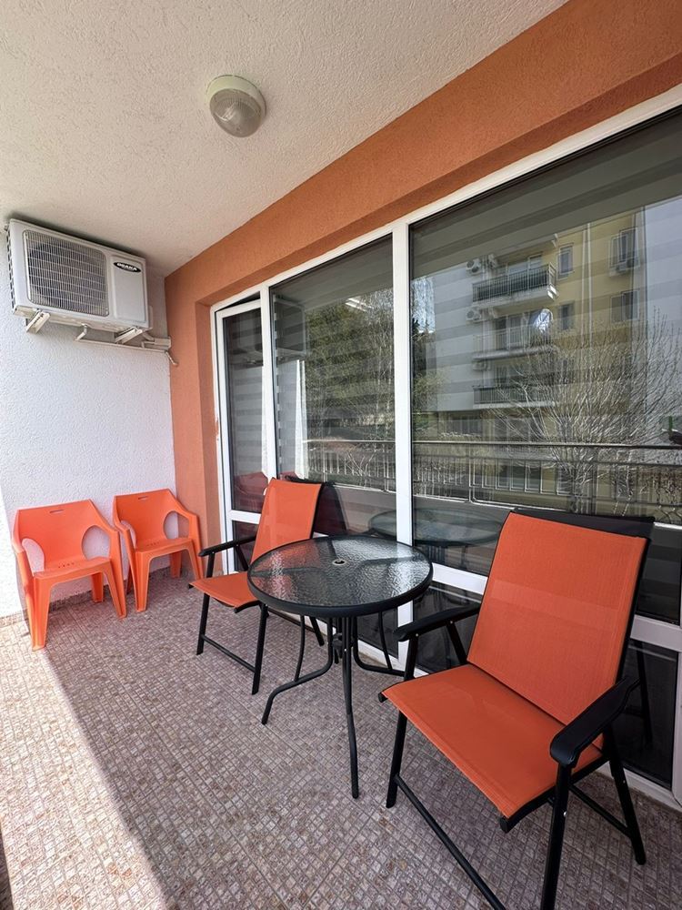 Dwupokojowe mieszkanie z częściowym widokiem na morze w Sveti Vlas – umeblowane, po remoncie, w luksusowym kompleksie zamkniętym