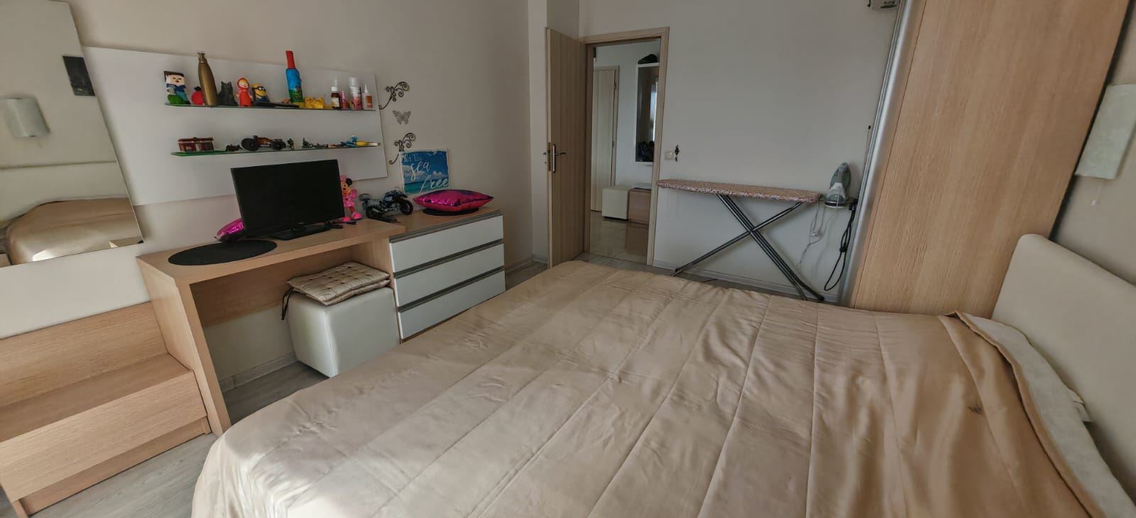 Apartament z dwiema sypialniami, widokiem na baseny i częściowym widokiem na morze, 200 metrów od plaży w Sveti Vlas