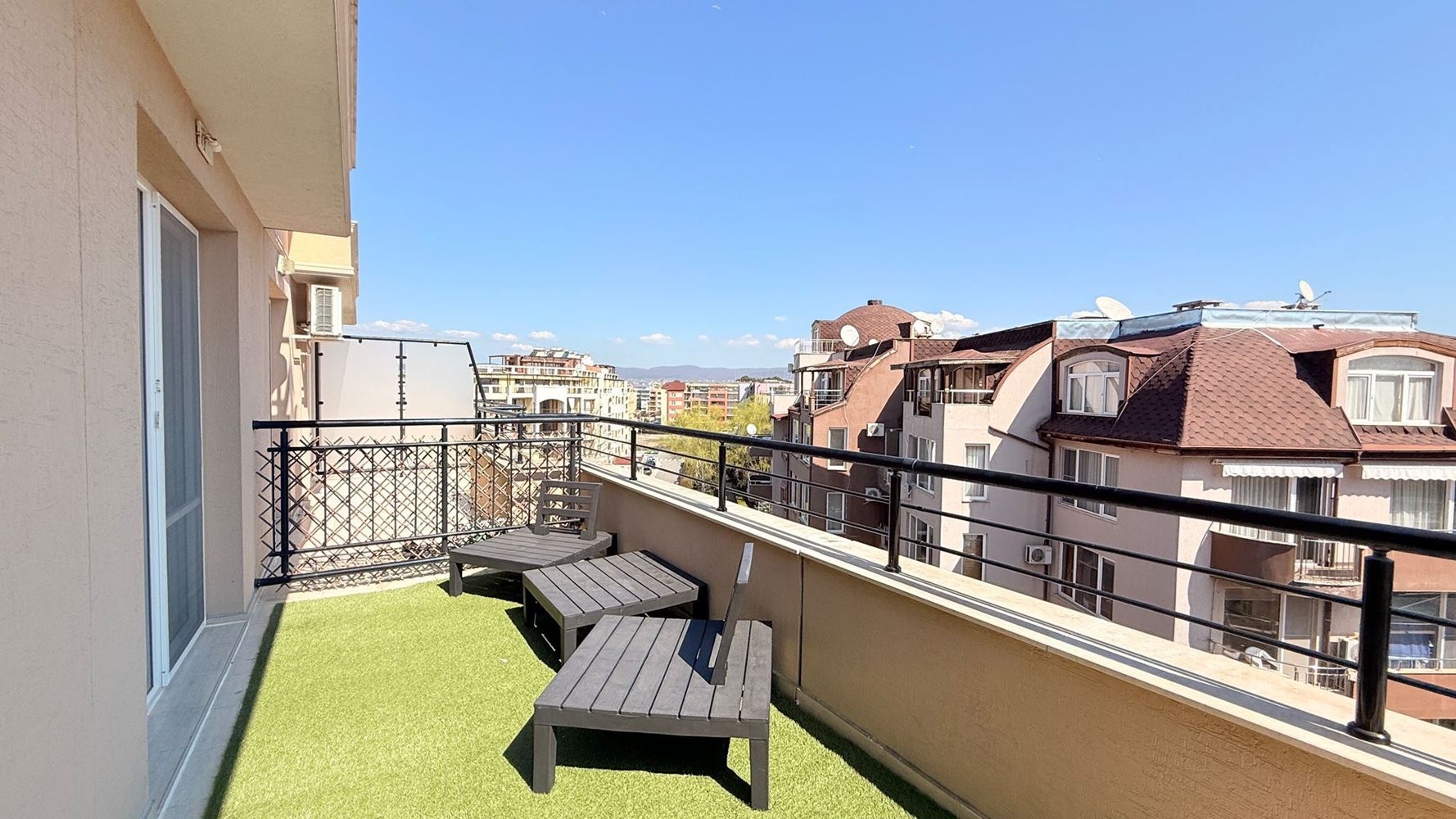 Luksusowy apartament dwupoziomowy z trzema sypialniami w sercu Słonecznego Brzegu – przestrzeń, styl i komfort na dwóch poziomach