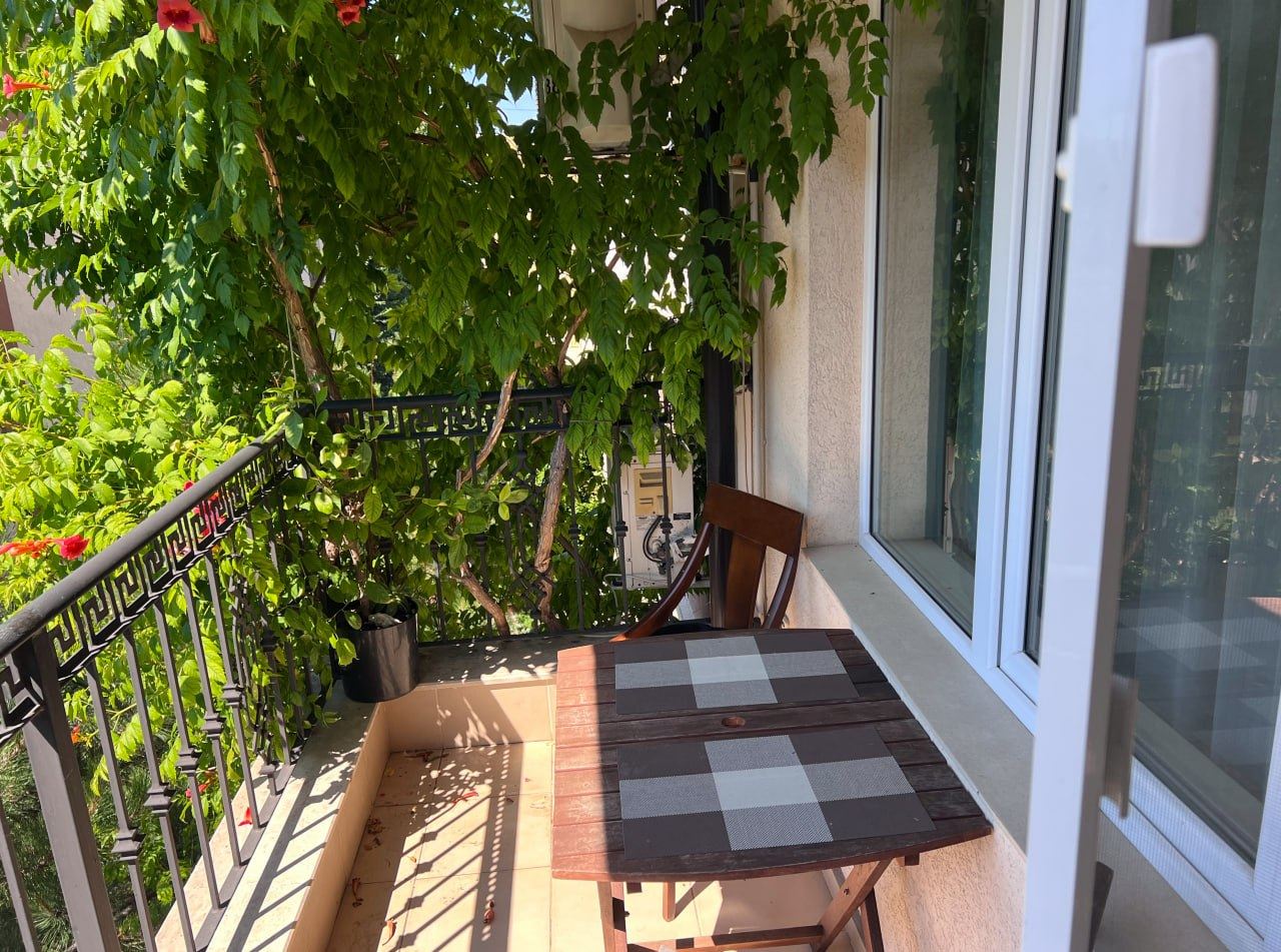 Przestronny apartament z trzema sypialniami i panoramicznym widokiem na morze, tylko 50 metrów od plaży – niska opłata za utrzymanie!