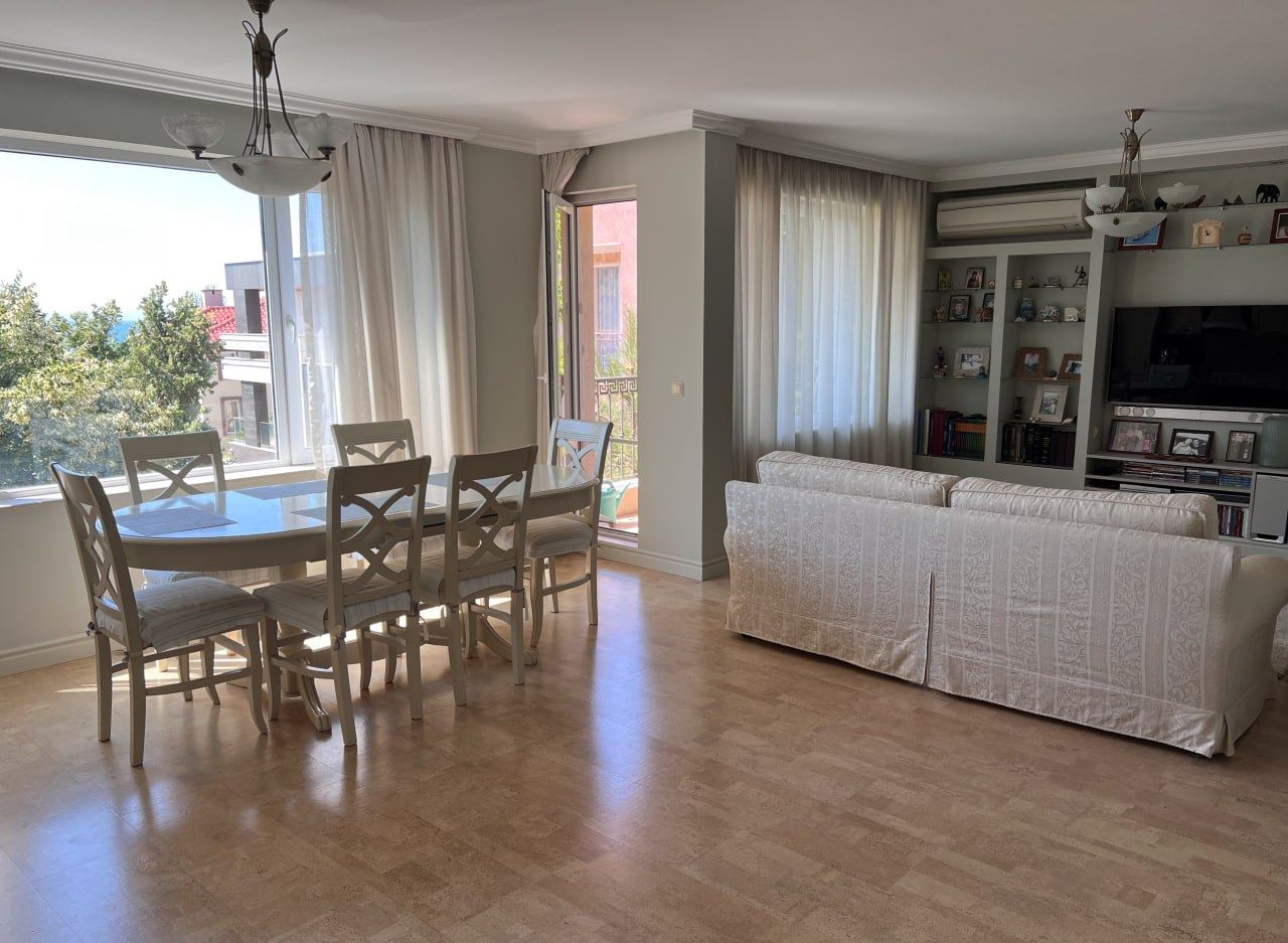 Przestronny apartament z trzema sypialniami i panoramicznym widokiem na morze, tylko 50 metrów od plaży – niska opłata za utrzymanie!