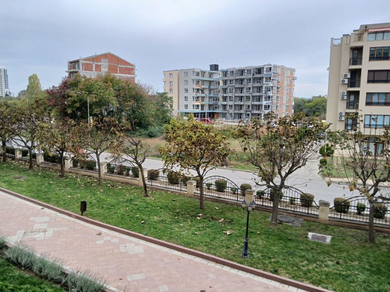 Atrakcyjny apartament z jedną sypialnią przy samej plaży w Pomorie – komfort, baseny i strefa SPA