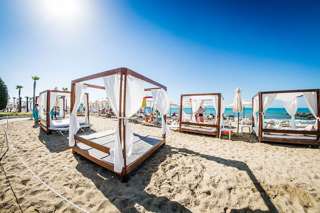  W pełni umeblowane mieszkanie z jedną sypialnią na pierwszej linii brzegowej z widokiem na morze w Elenite