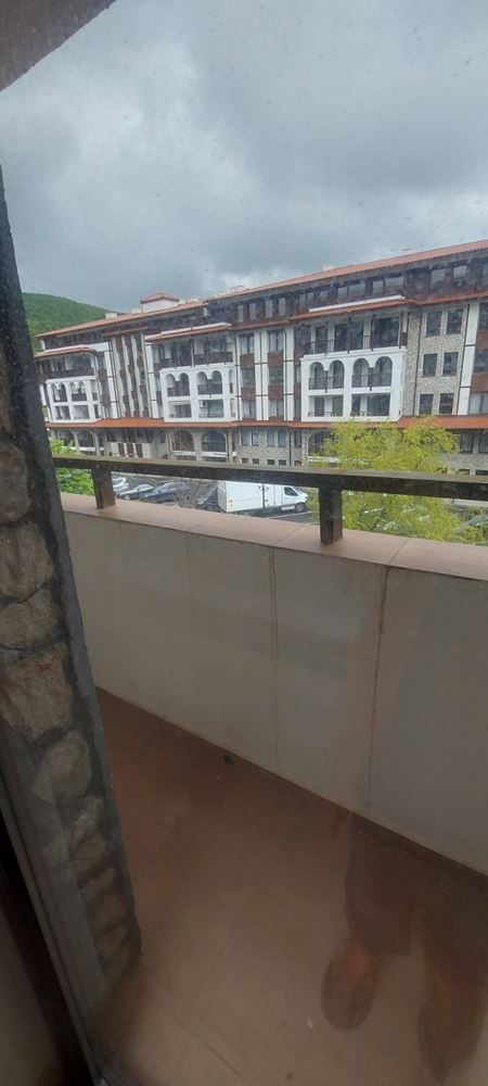  Przestronny apartament z panoramą morza w Sveti Vlas – komfort, zieleń i prestiżowa lokalizacja