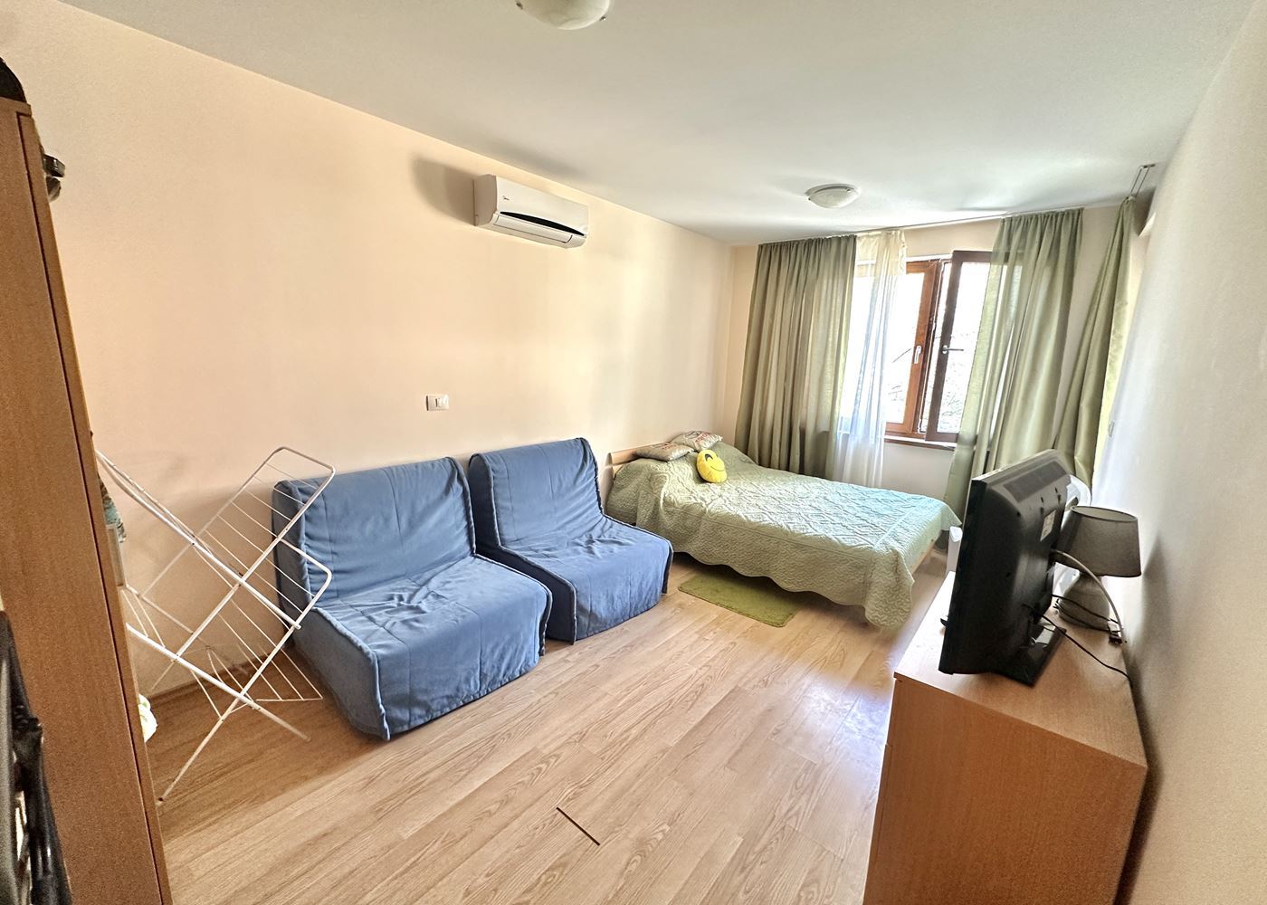 Apartament z jedną sypialnią w pierwszej linii brzegowej w Świętym Własie – przytulność i morska atmosfera