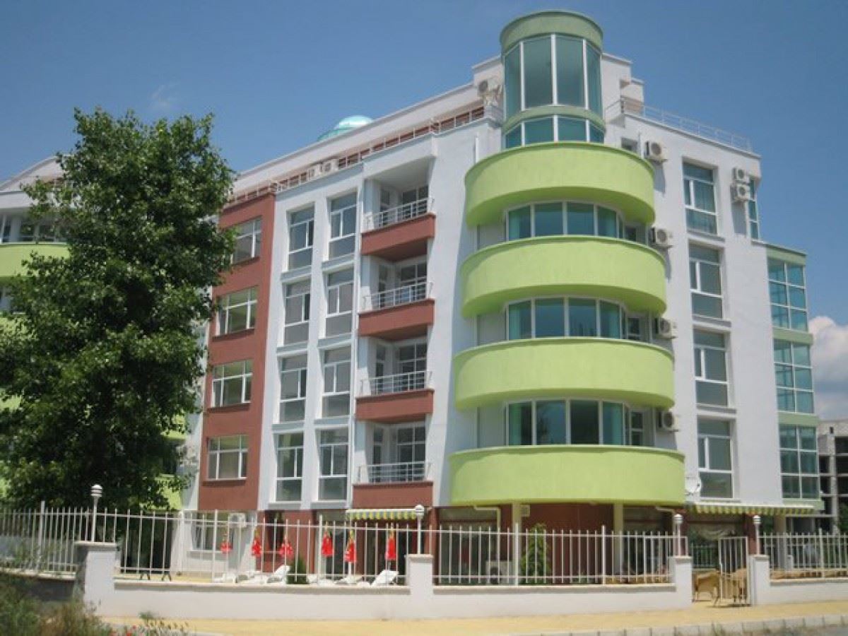 Słoneczny Brzeg – przestronne studio z doskonałym potencjałem do przebudowy na mały apartament z jedną sypialnią