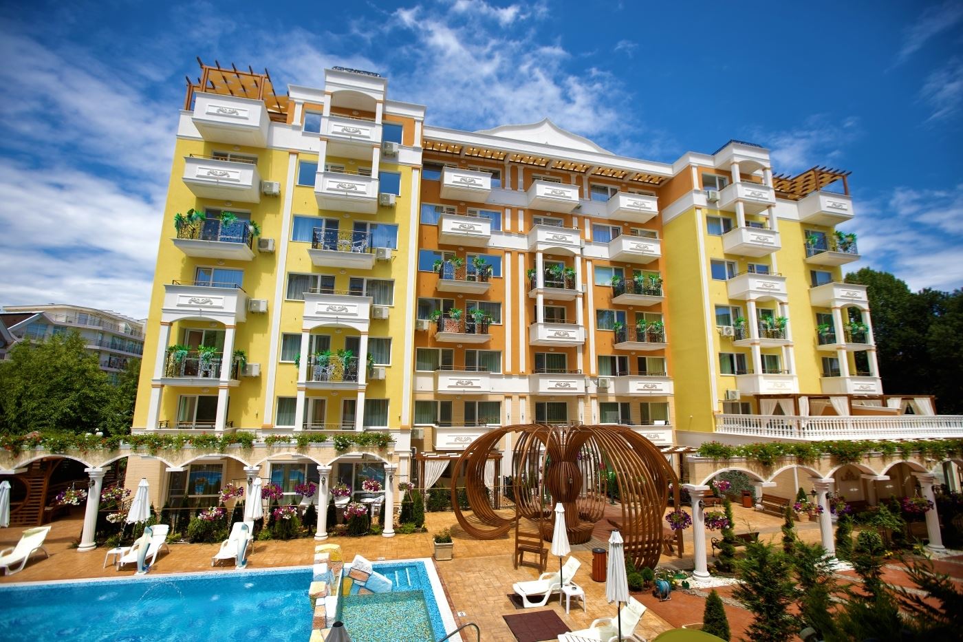 Słoneczny Brzeg - W pełni umeblowany apartament z dwoma balkonami i imponującą infrastrukturą SPA