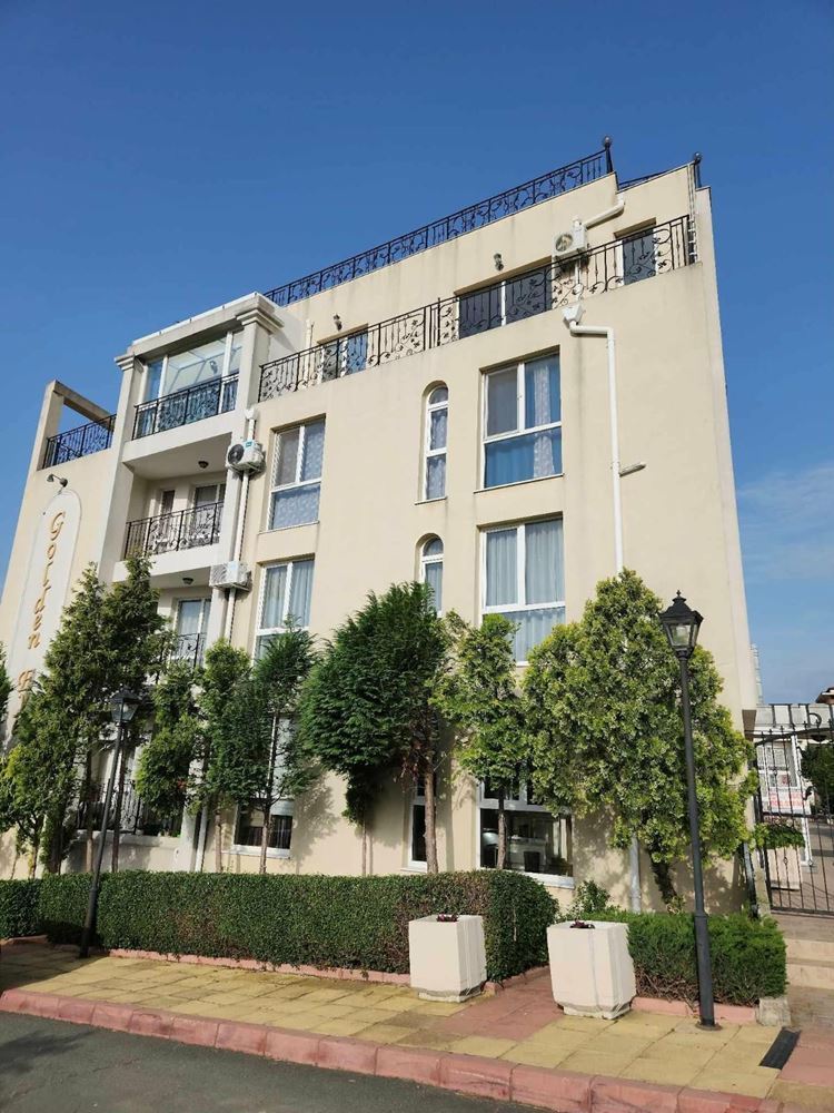 Komfort i funkcjonalność nad morzem – w pełni umeblowany apartament z jedną sypialnią w Świętym Własie